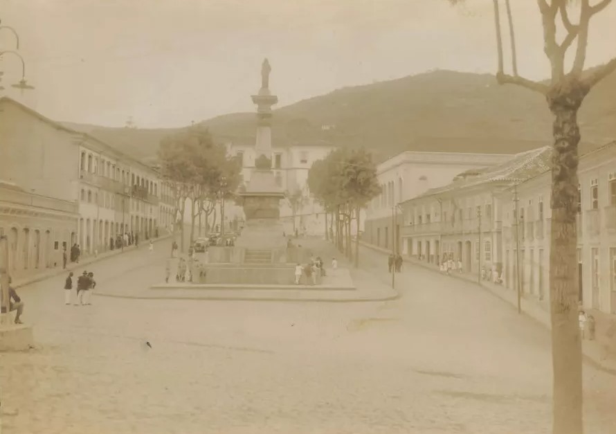 Monumento à Tiradentes, na Praça Tiradentes, em Ouro Preto, 1922 ©Arquivo Público Mineiro/Reprodução